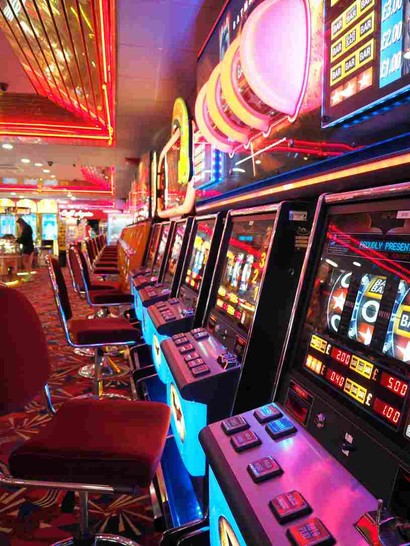 Low Volatility vs High Volatility Slots: Which One Should You Play?